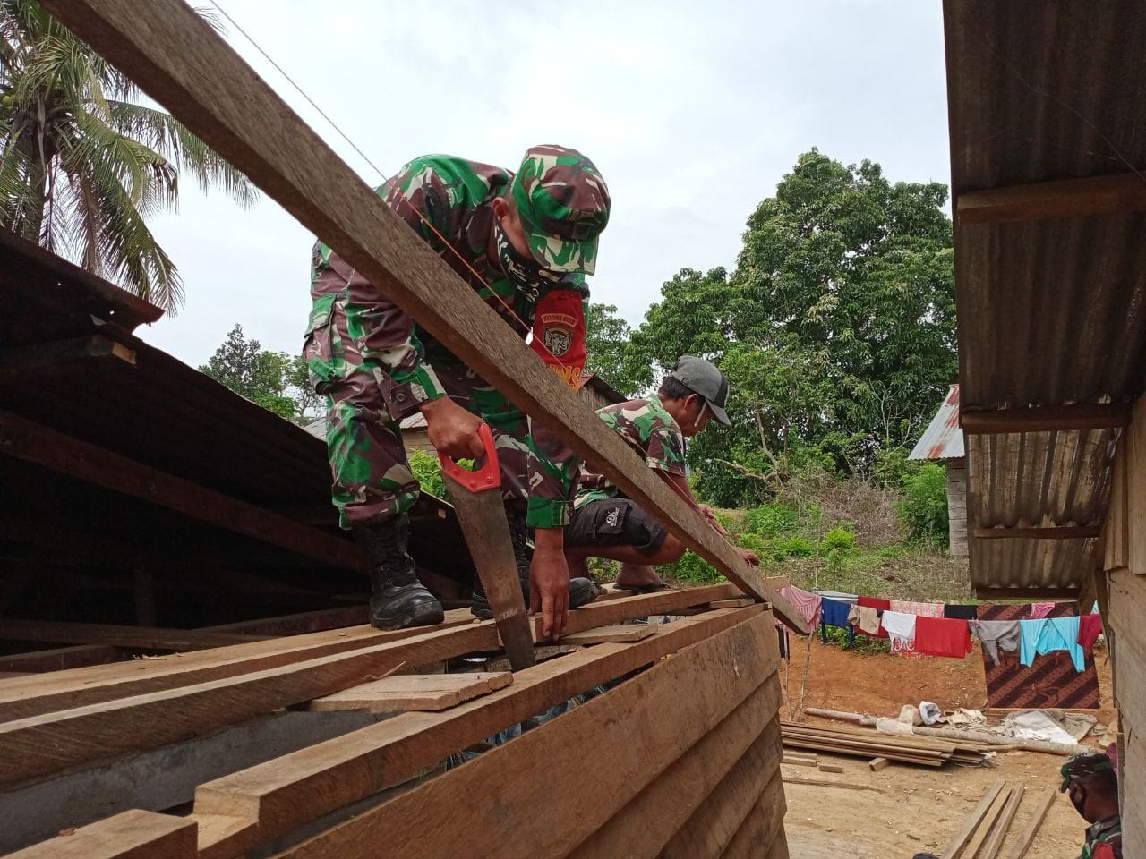Ringankan Pekerjaan Warga, Babinsa Bantu Buat Rumah