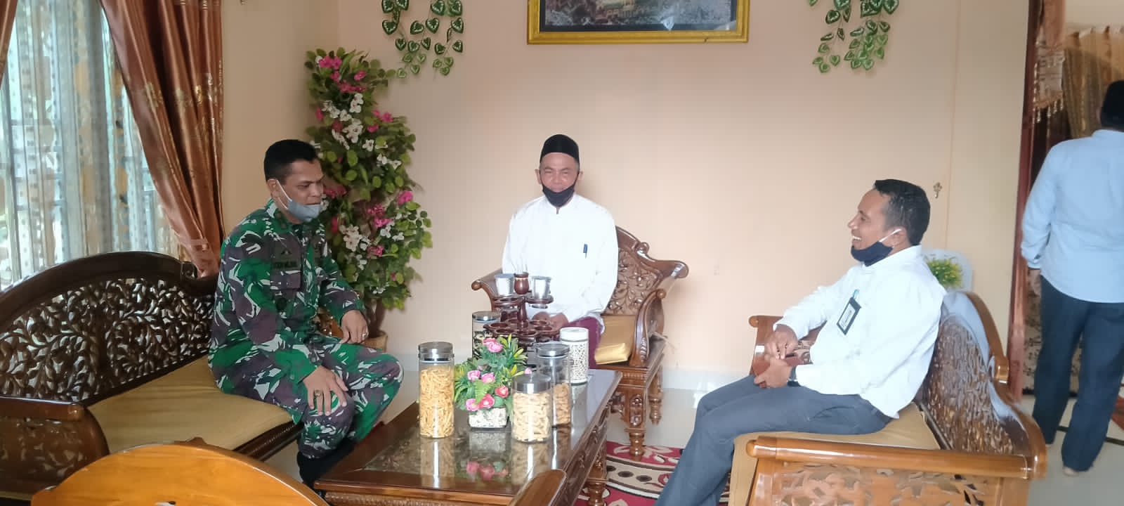 Jalin Silaturahmi Danramil Kunjungi Pimpinan Dayah Darrul Fallag Al-Aziziyyah