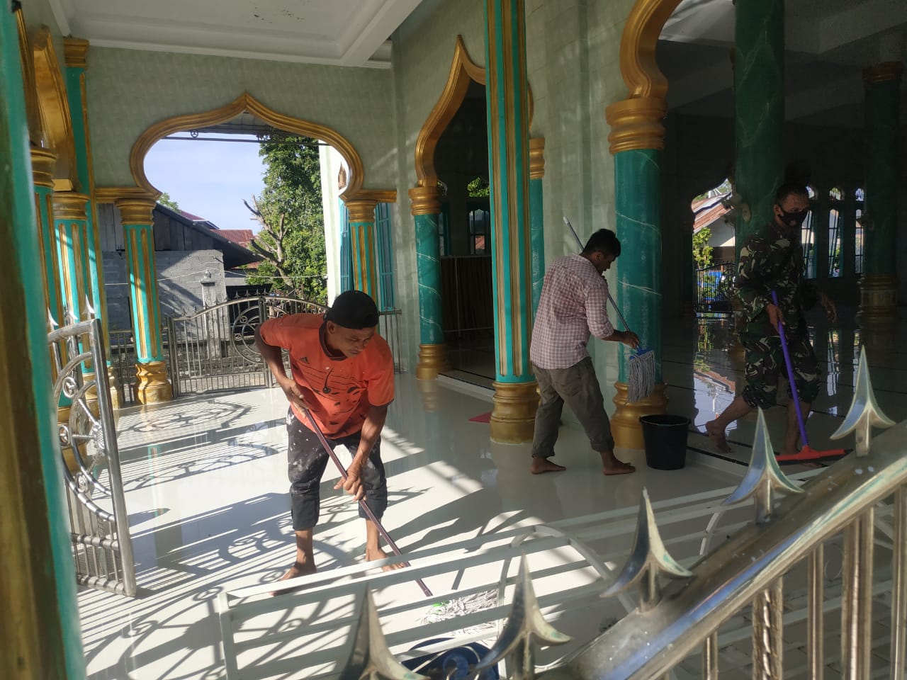 Jelang Idul Fitri Koramil Manggeng Bantu Warga Bersihkan Masjid Saykuna Seunelop.