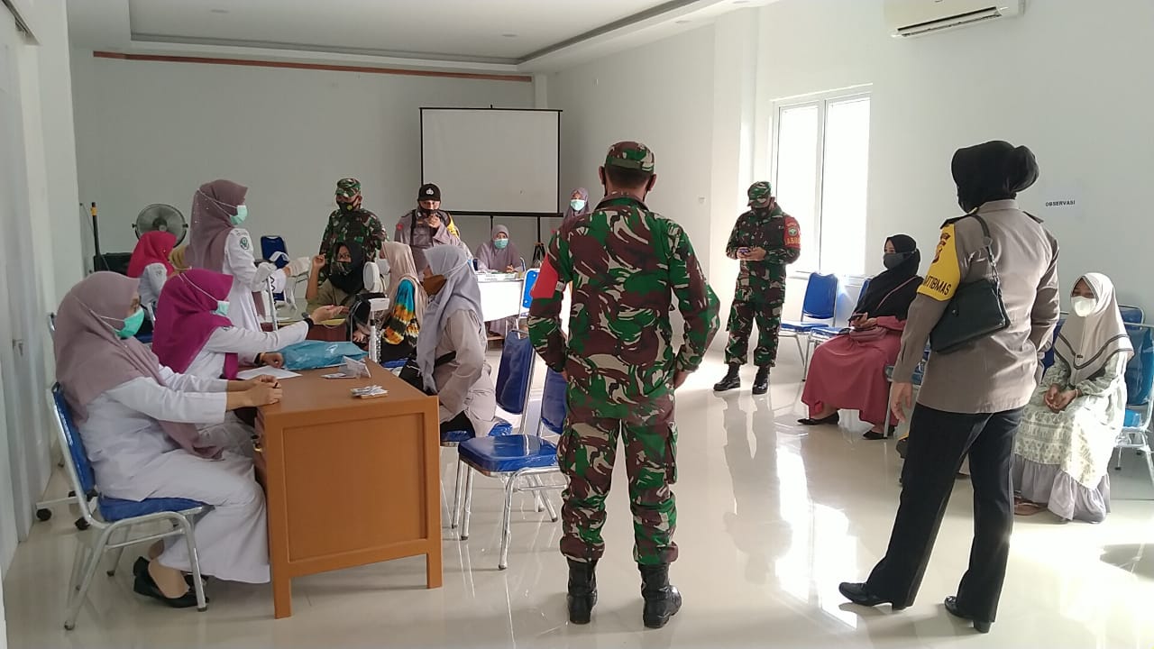 Babinsa Koramil 01/Blangpidie Bersinergi Dengan Bhabinkamtibmas Pendampingan Suntik Vaksin Sinovac