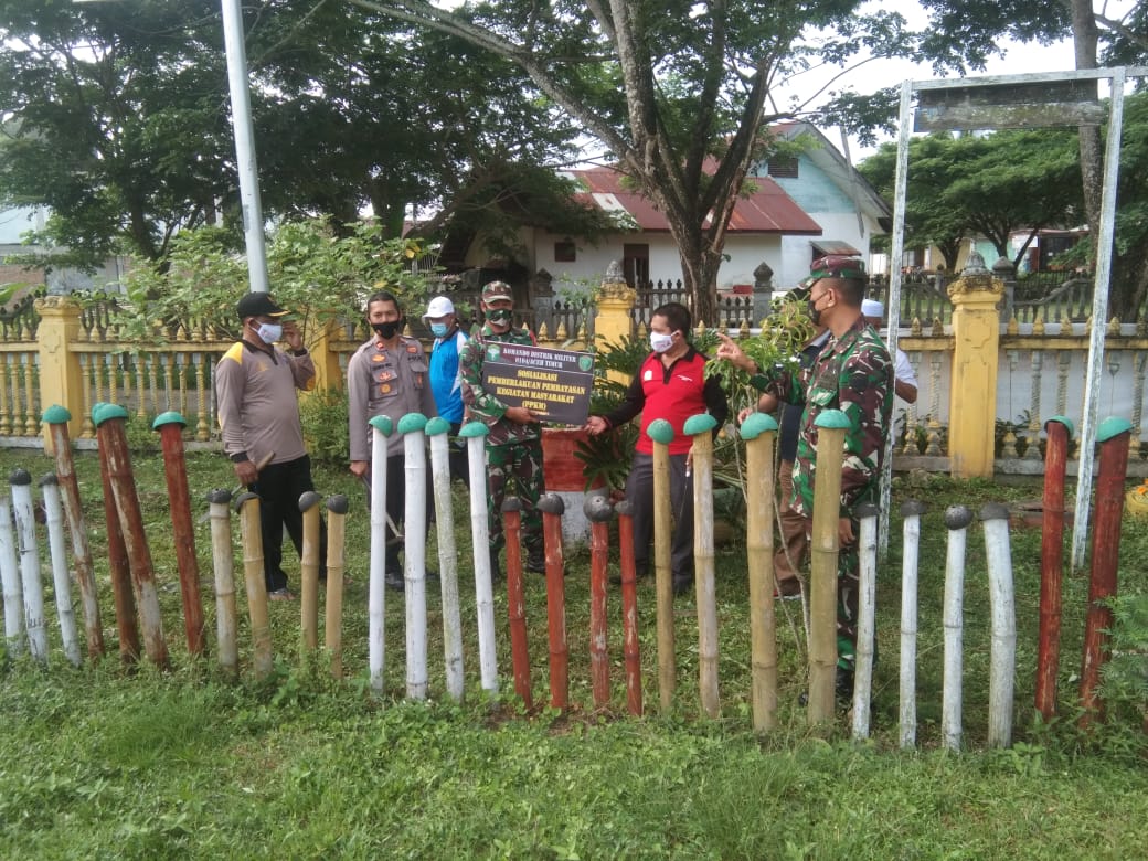 Kodim 0104/Atim Gencarkan Sosialisasi PPKM Mikro dan Bagi Masker, Begini Yang Dilakukan