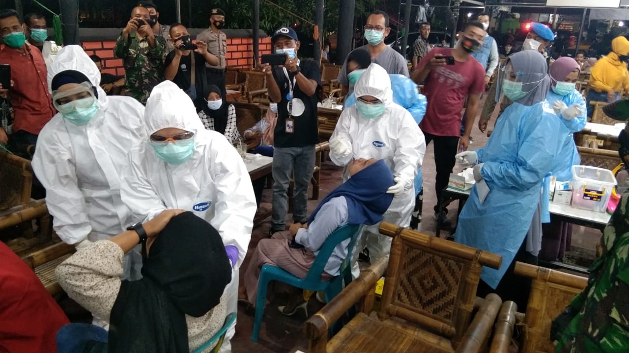 TNI POLRI dan Satpol PP Kota Langsa Gelar Operasi Yustisi dengan Tes Swab Antigen di Tempat