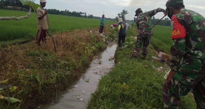 TNI Dan Masyarakat Gotong-Royong Bersihkan Irigasi Sawah Gp. Rambong – Pidie