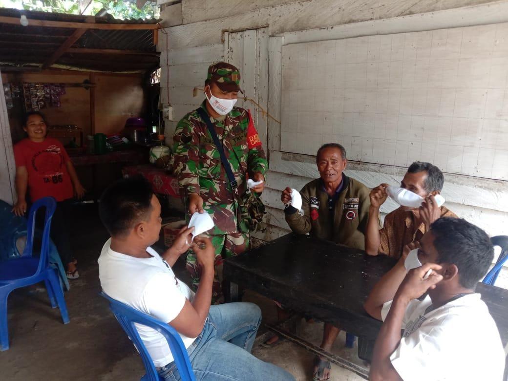 Semangat Petugas Posko PPKM Bagikan Masker