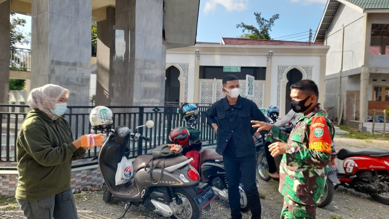 Babinsa Koramil 01/Seulimuem Ingatkan Warga Desa Binaan Agar Patuhi Protokol Kesehatan