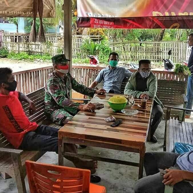 Jalin silaturahmi di Susana Idul Fitri Babinsa Laksanakan Komsos dengan Warga.