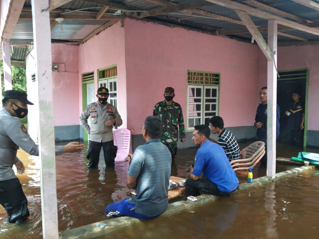 Danramil dan Kapolsek Trumon Cek Banjir di Desa Lhok Raya Trumon Tengah