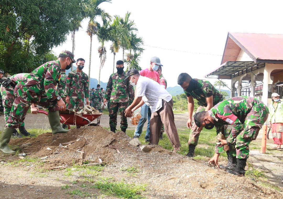 WUJUD KEPEDULIAN TERHADAP MASYARAKAT YONIF RAIDER 112/DJ GELAR KARYA BAKTI SELESAI LATIHAN
