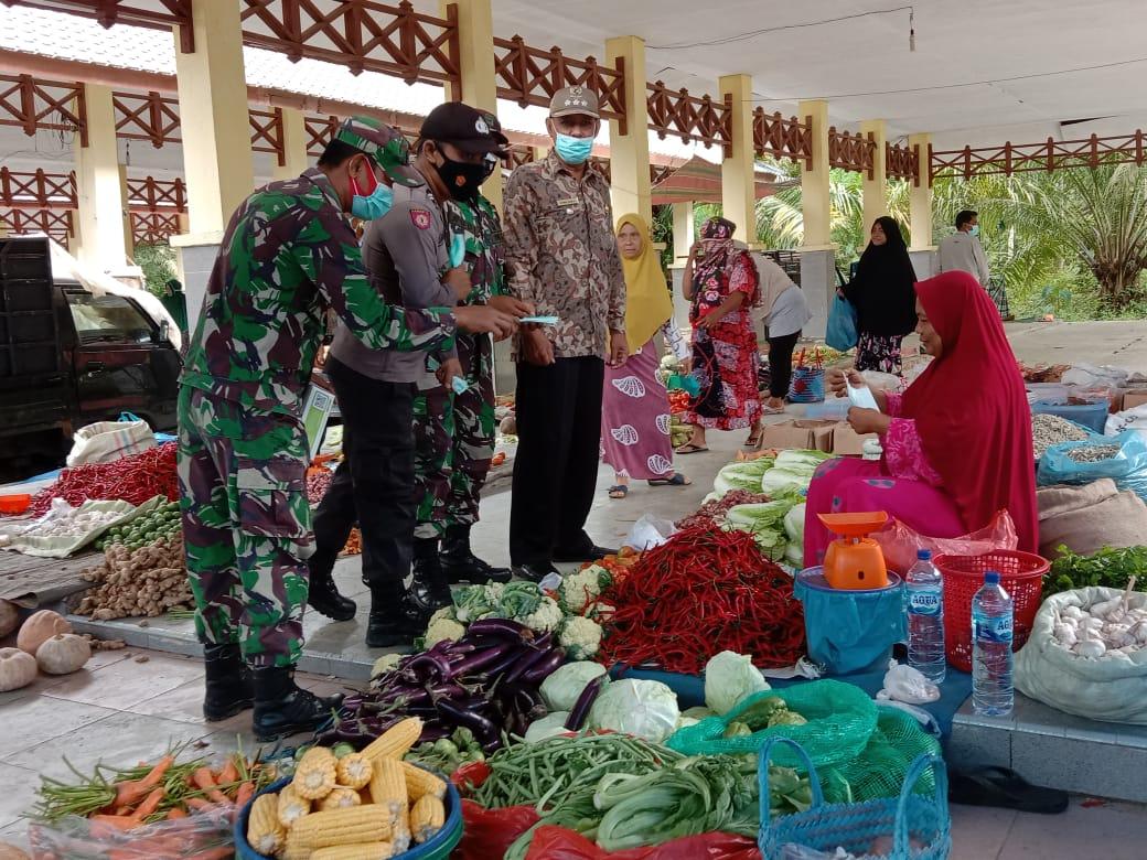 Turun ke Pasar, Muspika Trumon Tengah Lakukan Pendisiplinan Protkes dan Bagi-bagi Masker