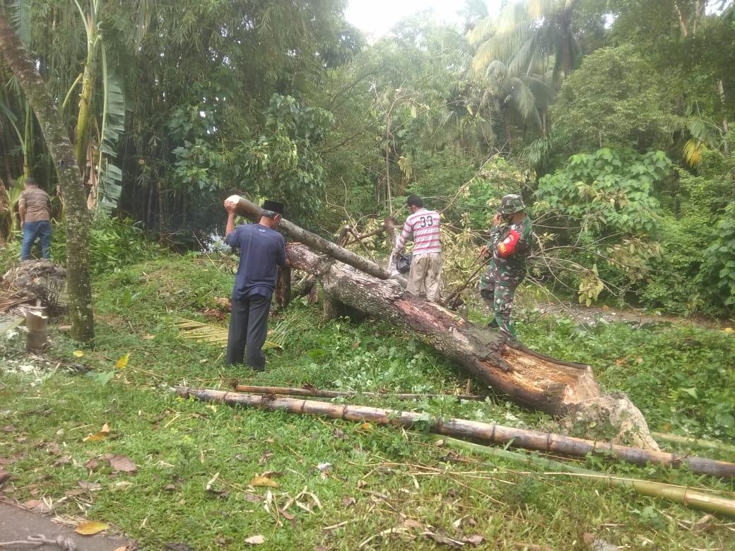 Manfaatkan Hari Libur, Babinsa Samadua Bersama Warga Gotong Royong Bersihkan Kampung