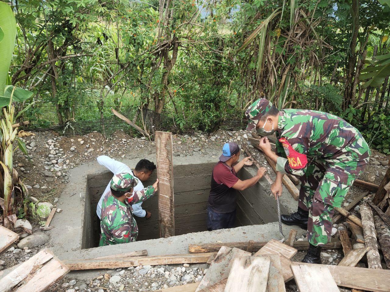 Babinsa Bantu Warga Membuat Jambanisasi Lokasi Pengajian
