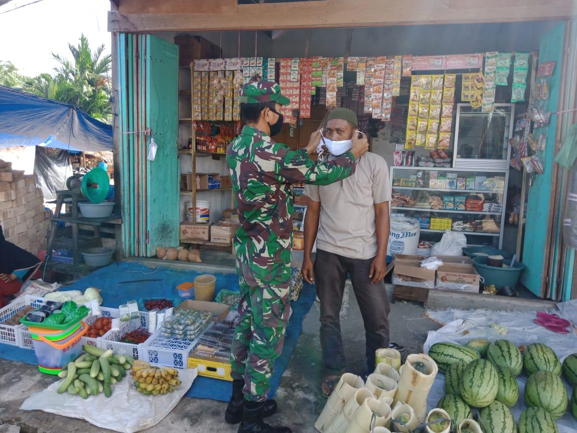 Perangi Covid-19, Babinsa koramil 07/KS Kembali Bagi-bagi Masker Kepada Warga