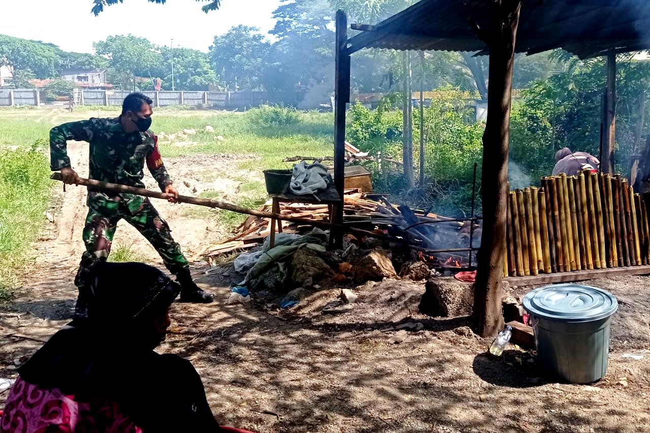 Ramadhan Berkah, Babinsa Ini Bantu Usaha Rumahan Warga Binaan