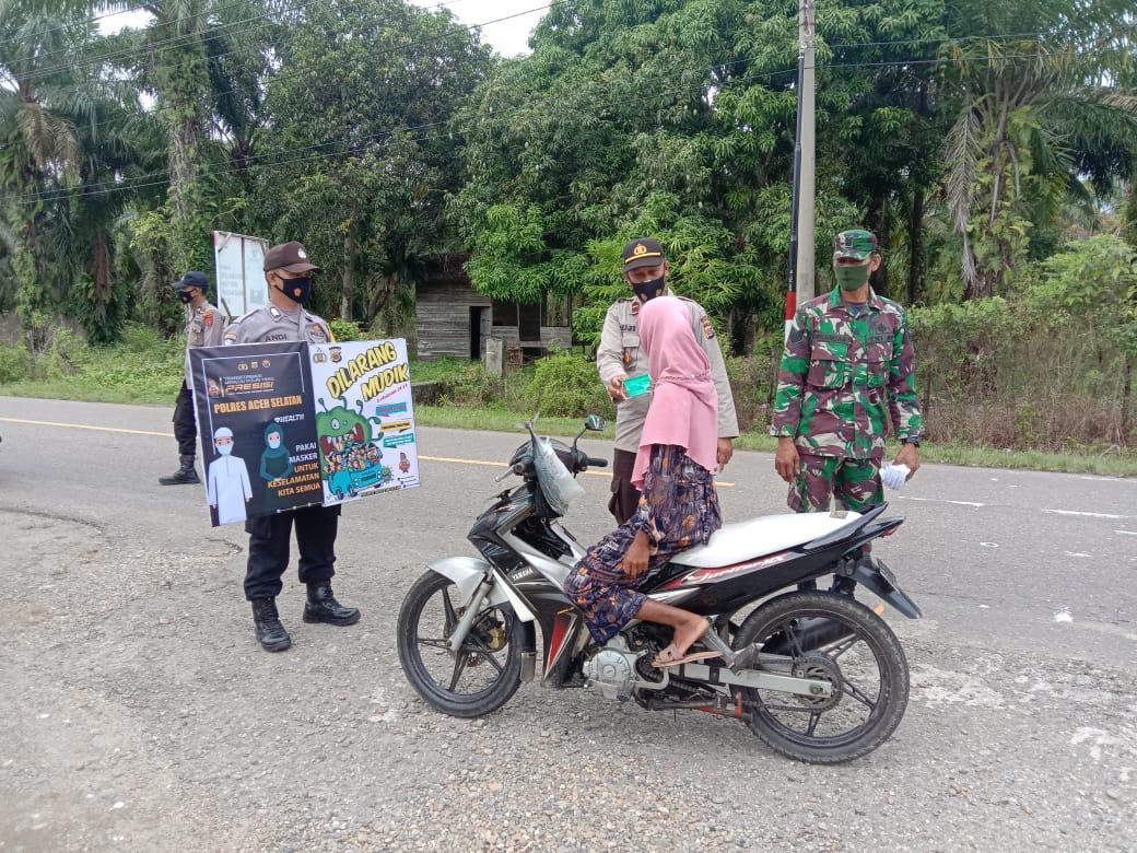 Turun ke Jalan Raya, Koramil dan Polsek Pasie Raja Sosialisasi Larangan Mudik Idul Fitri