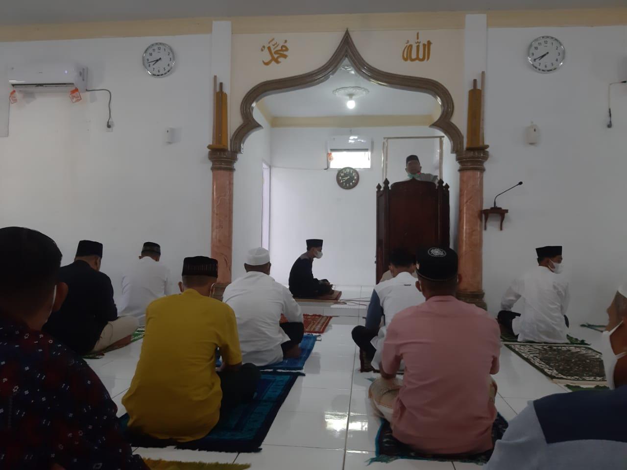 Dengan Menerapkan Protkes Ketat, Personil Kodim 0107/ Aceh Selatan Melaksanakan Shalat Ied di Asrama