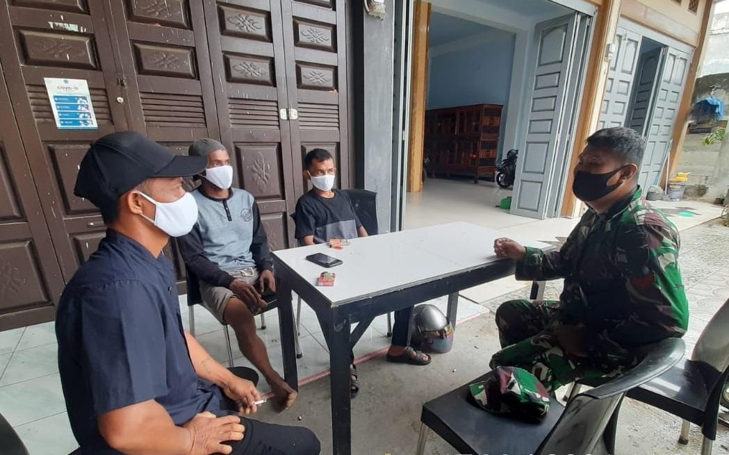 Babinsa Laksanakan Komsos dengan Pemuda dan Berikan Pemahaman tentang Prokes Covid 19