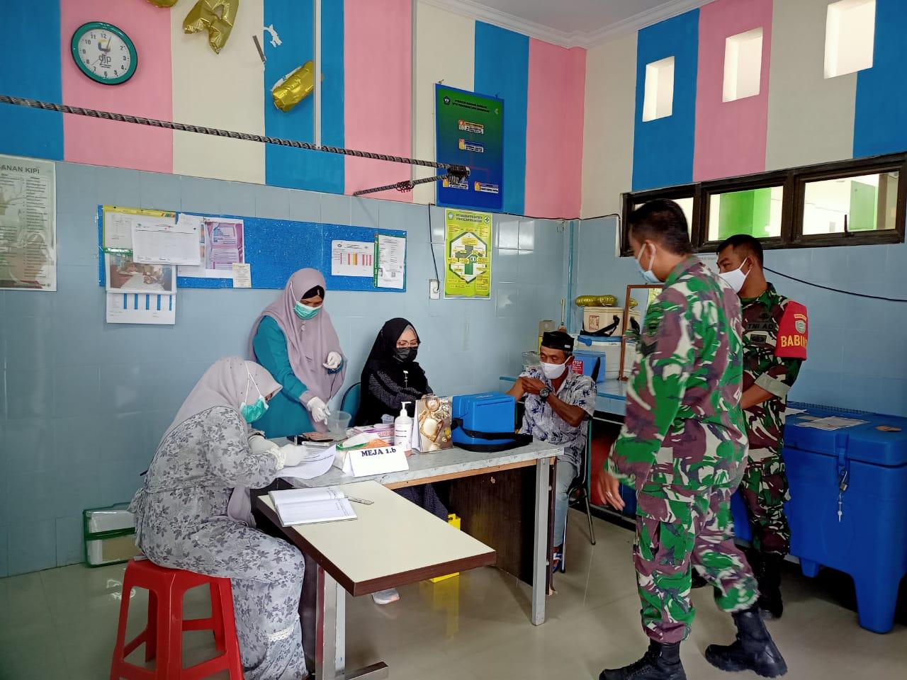 Babinsa Koramil 01/TT Mendampingi Vaksin Tahap II Purnawirawan dan Warakawuri