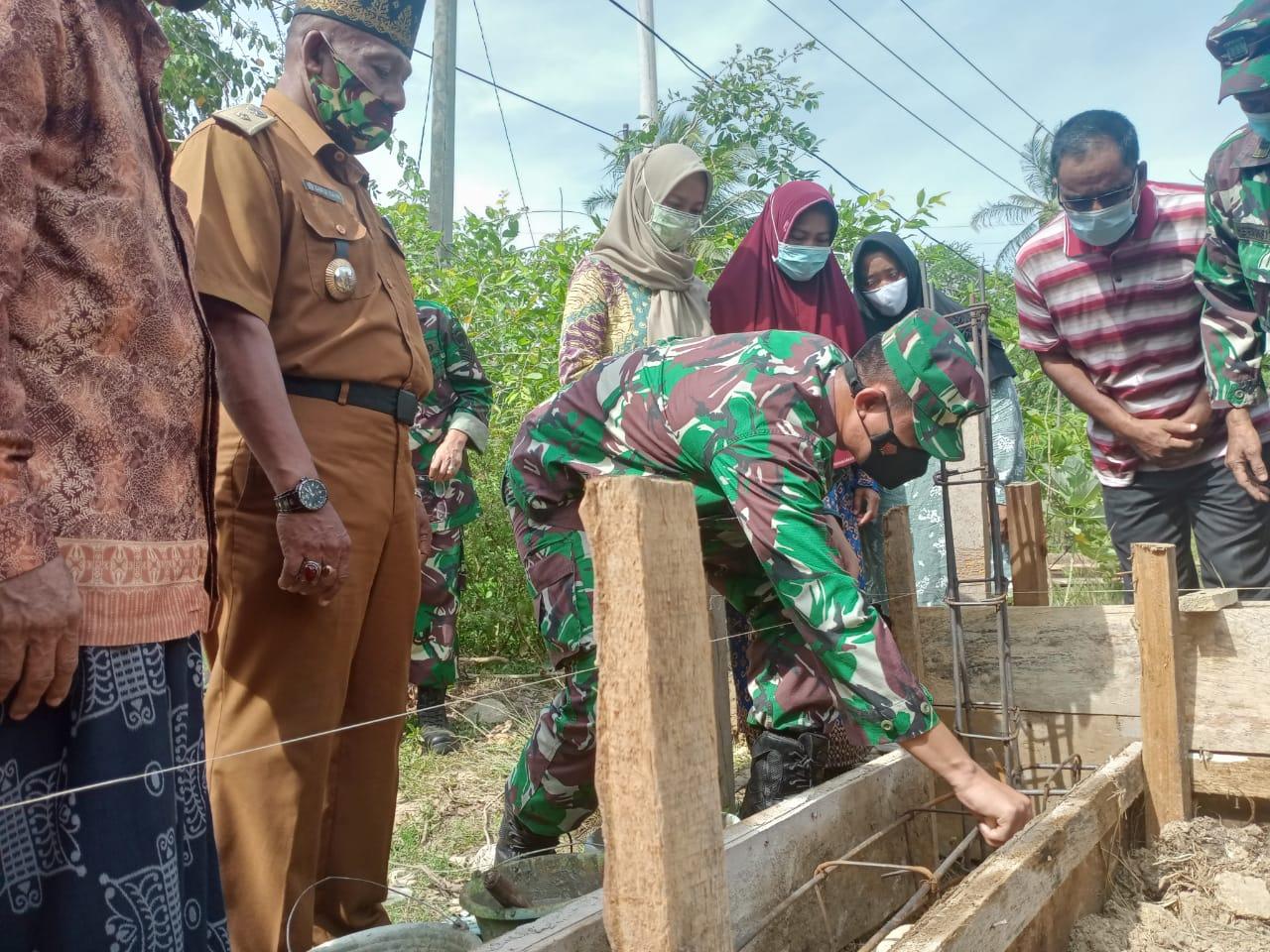 Dandim 0103/Aut Letakan Batu Pertama Bangun Rumah Ibu Rosmini Istri dari Alm Sertu Saifudin