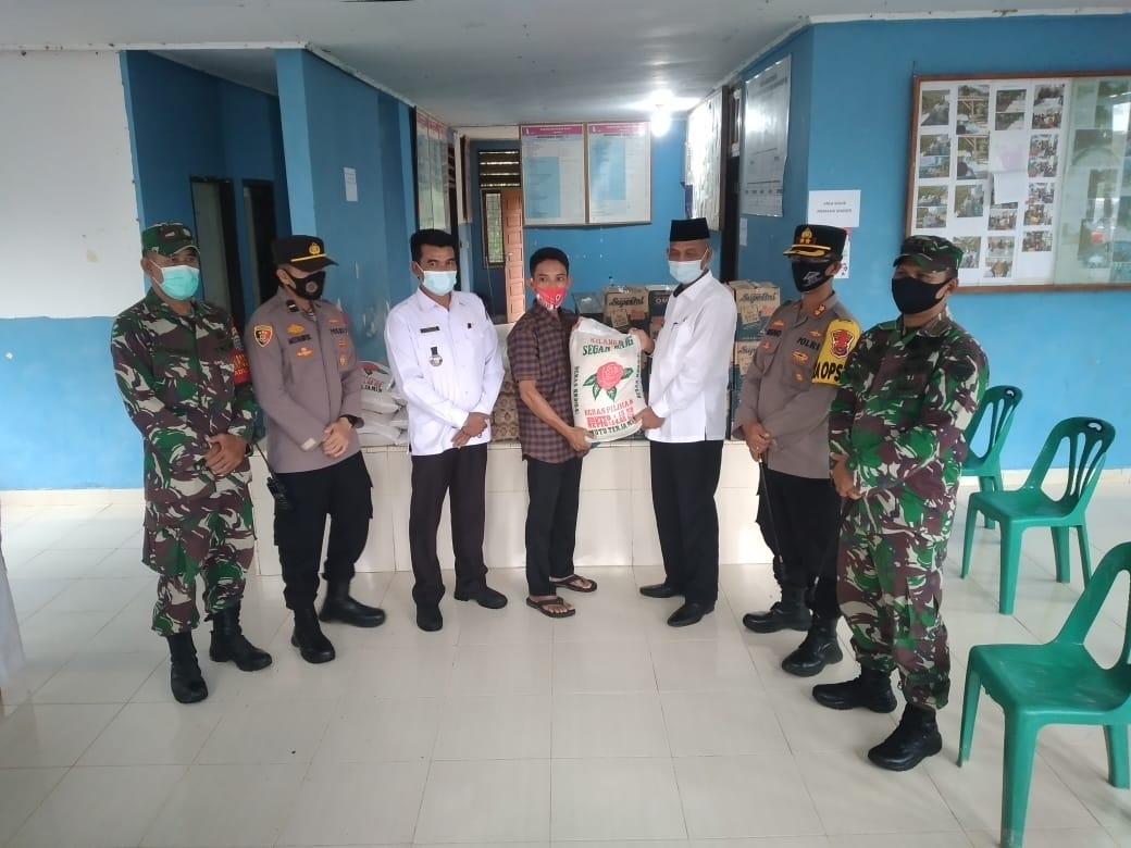 FORKOPIMDA NAGAN RAYA SALURKAN BANTUAN WARGA TERKONFIRMASI COVID-19 DI DESA SUMBER DAYA