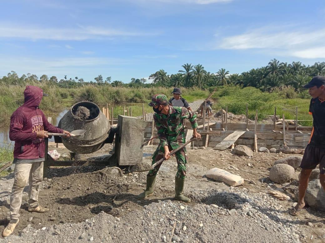 Walaupun Panas Terik Dan Dalam Keadaan Puasa Babinsa terus Laksanakan Karya Bakti Bersama Masyarakat