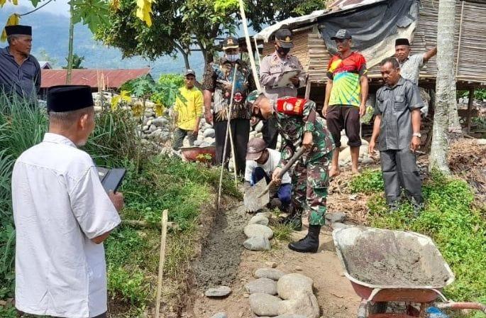 Perehapan Jalan Rabat Beton, Babinsa Hadir Ikut Gotong Royong