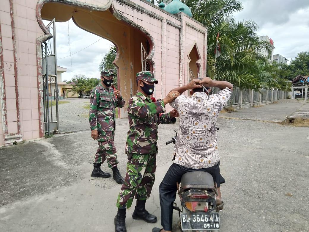 Warga Tak Pakai Masker, Babinsa Koramil Seunagan Kenakan Masker Seorang Pengguna Jalan