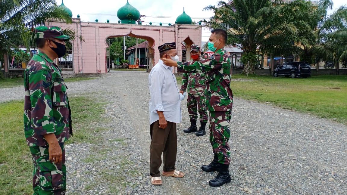 Putus Penyebaran Covid 19 Babinsa laksanakan himbauan Prokes dan Bagikan Masker ke Masyarakat