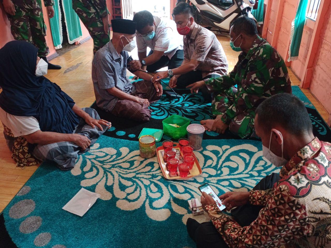 Danramil dan Kapuskesmas Melaksanakan Patroli Kesehatan Keliling