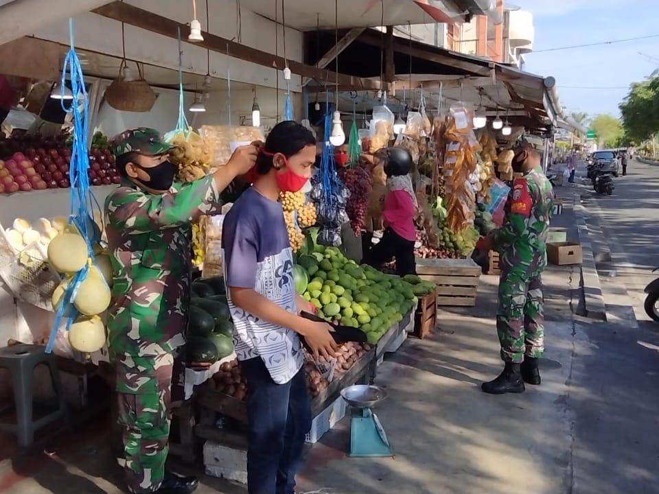 Tertibkan Prokes Di Pasar Tradisional, Babinsa Koramil 07/JP Tekankan Pedagang Dan Pembeli Selalu Pakai Masker