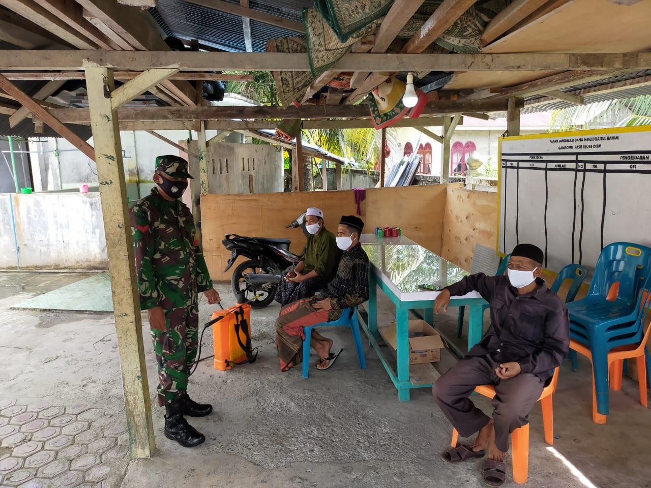 Cegah Penyebaran Covid-19, Babinsa Gencarkan Sosialisasi PPKM Mikro Di wilayah Desa Binaan