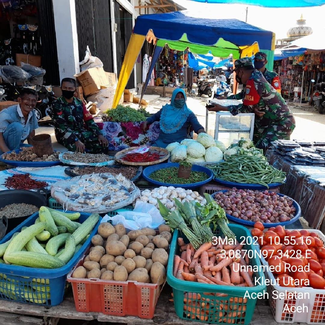 Babinsa Koramil 06/Kluet Utara Pantau Penerapan Protkes di Pasar Tradisional Kota Fajar