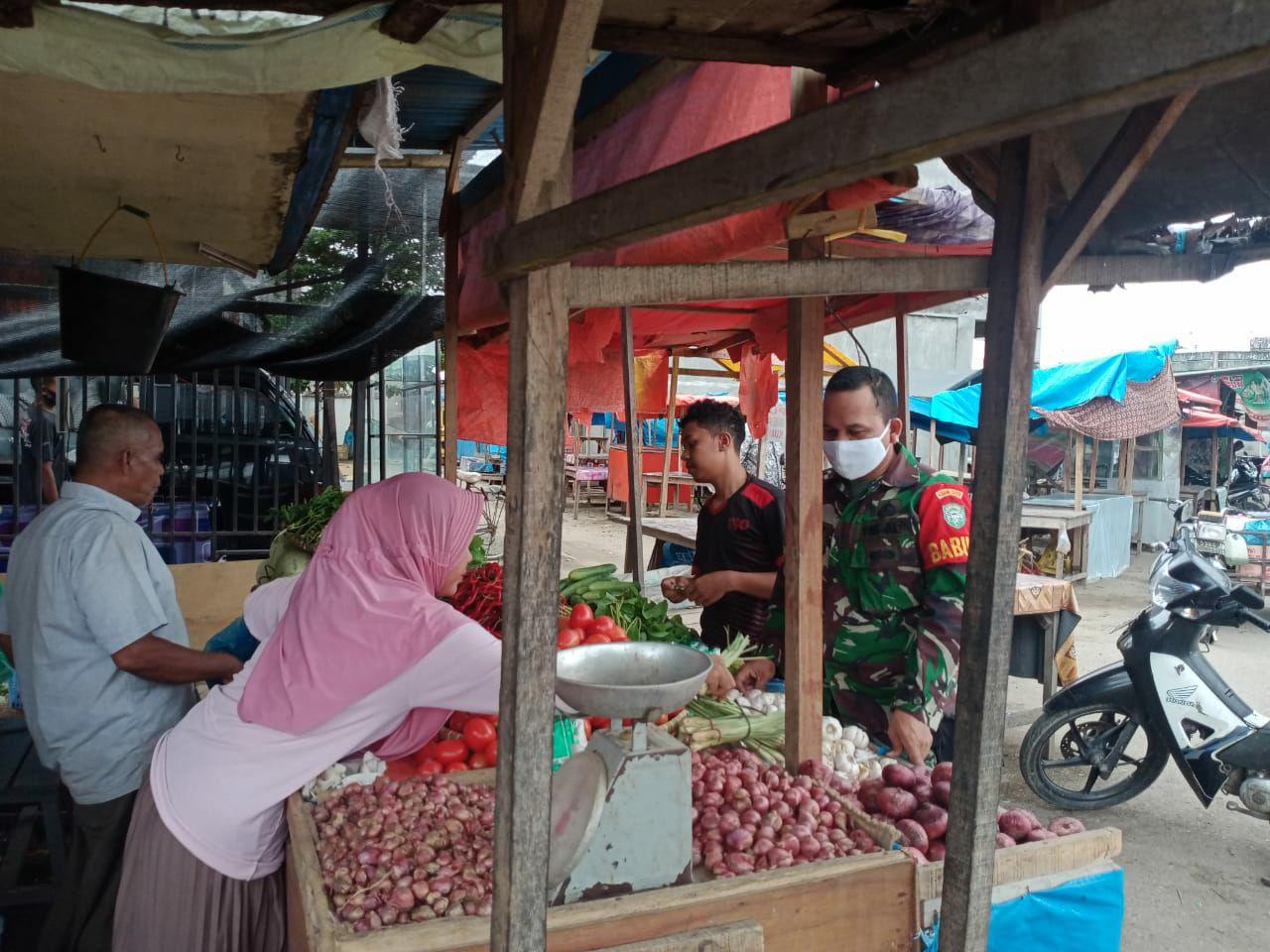 Cek Harga Sembako, Babinsa Turun Kepasar Tradisional.