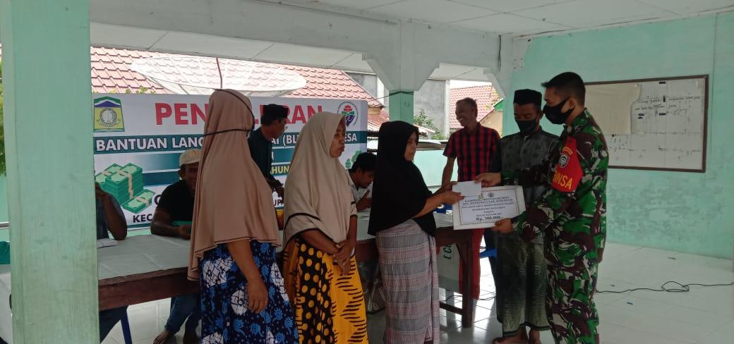 AGAR TETAP AMAN DAN TERTIB, DALAM PENERAPAN PROTOKOL KESEHATAN BABINSA DAMPINGI PEMBAGIAN BLT