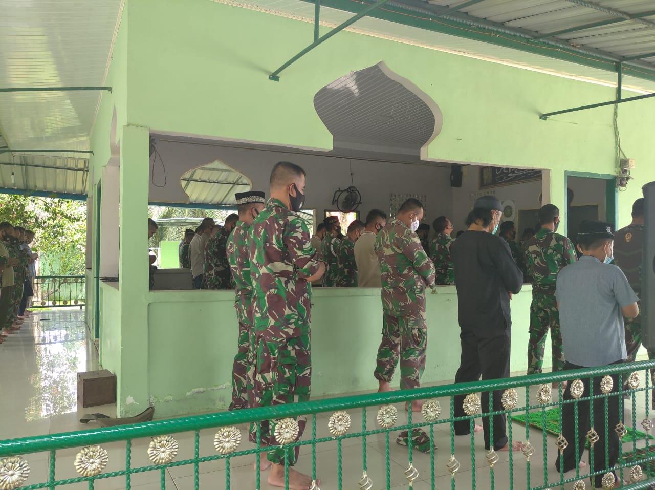 Dengan Laksanakan Prokes Personil Kodim 0116/Nagan Raya Laksanakan Shalat Jumat berjamaah