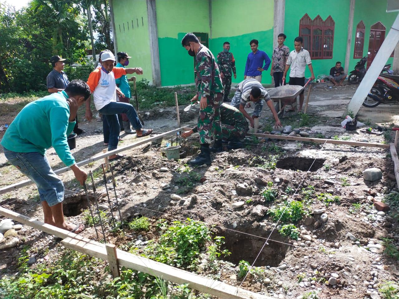 TNI Bersama Warga Gotong-royong Buat Penampungan Air Bersih