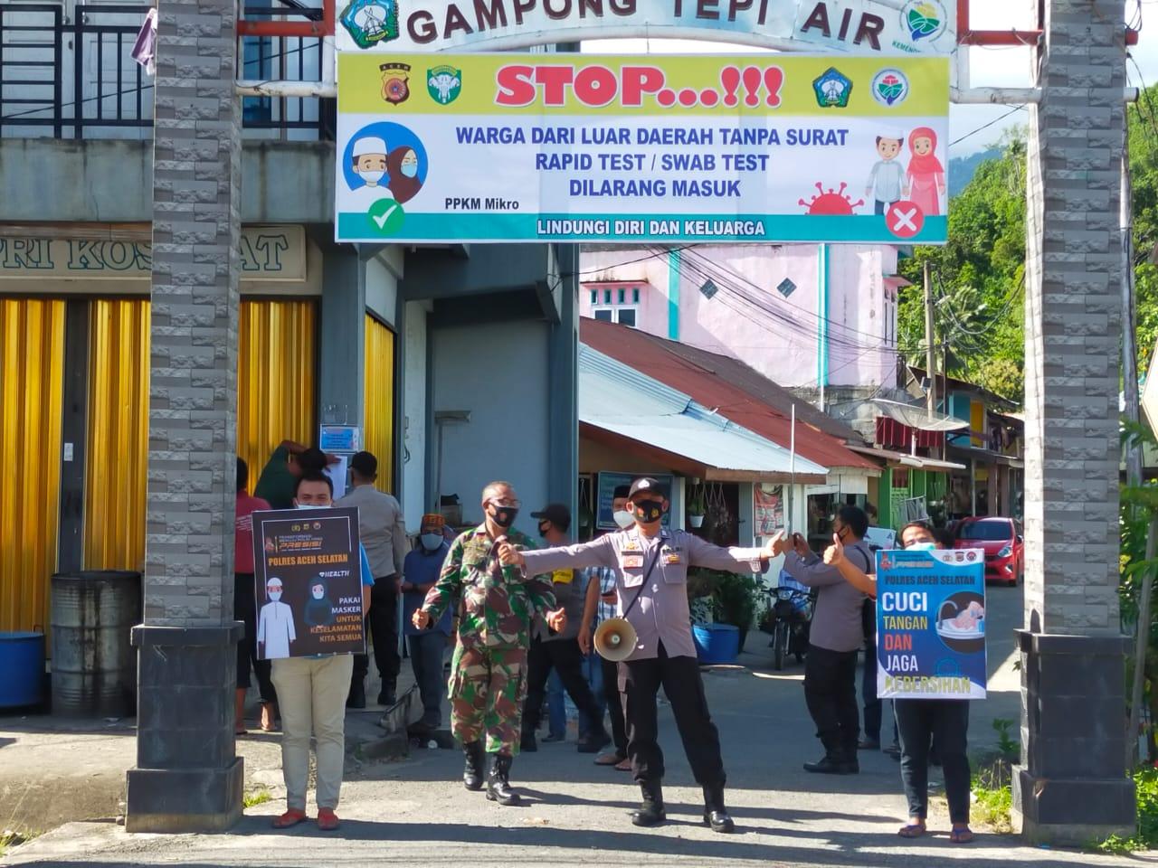 Babinsa Koramil 01/Tapaktuan  Bersama Bhabinkamtibmas Pasang Banner Himbauan