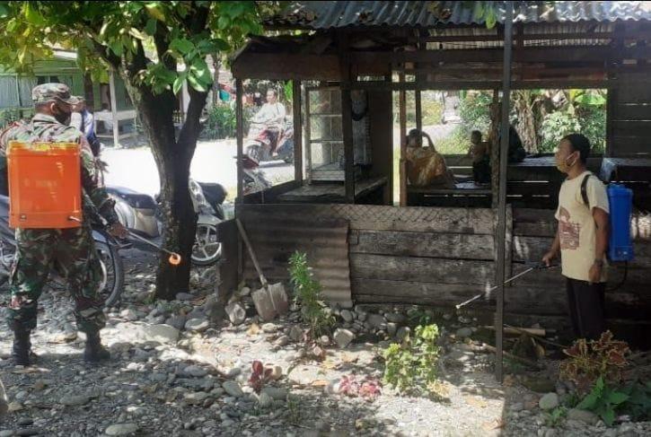 Petugas PPKM Desa Semprotkan Cairan disinfektan Cegah Corona