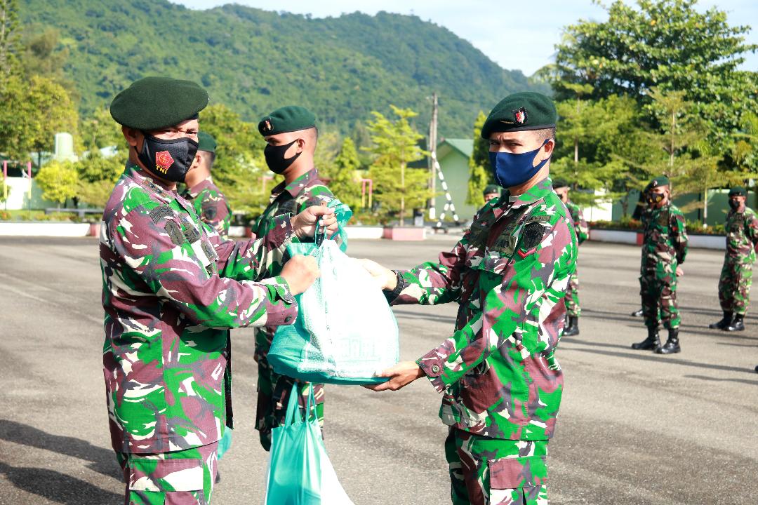 Danyonif Raider 112/DJ, Serahkan Bingkisan Lebaran Kepada Seluruh Prajurit
