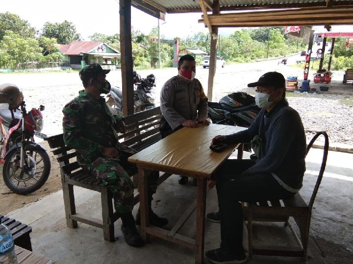 Babinsa Kopda Didik Darmadi Bersama Bhabinkamtibmas Jalin Silaturahmi