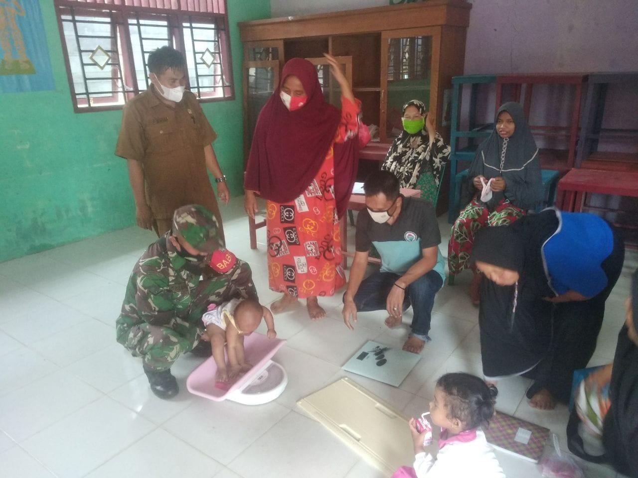 Serda F. Laorens Bantu Bides Melaksanakan Posyandu di Desa