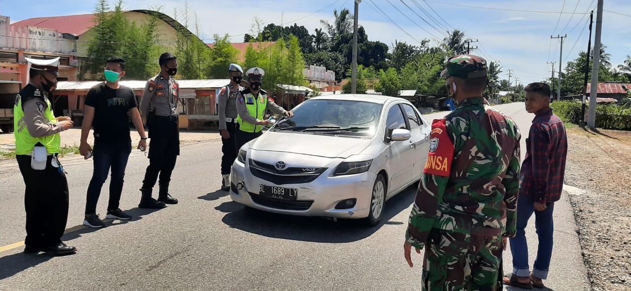 Anggota Koramil Teunom Dan Petugas Gabungan Terapkan Prokes di Posko Pengaman Lebaran