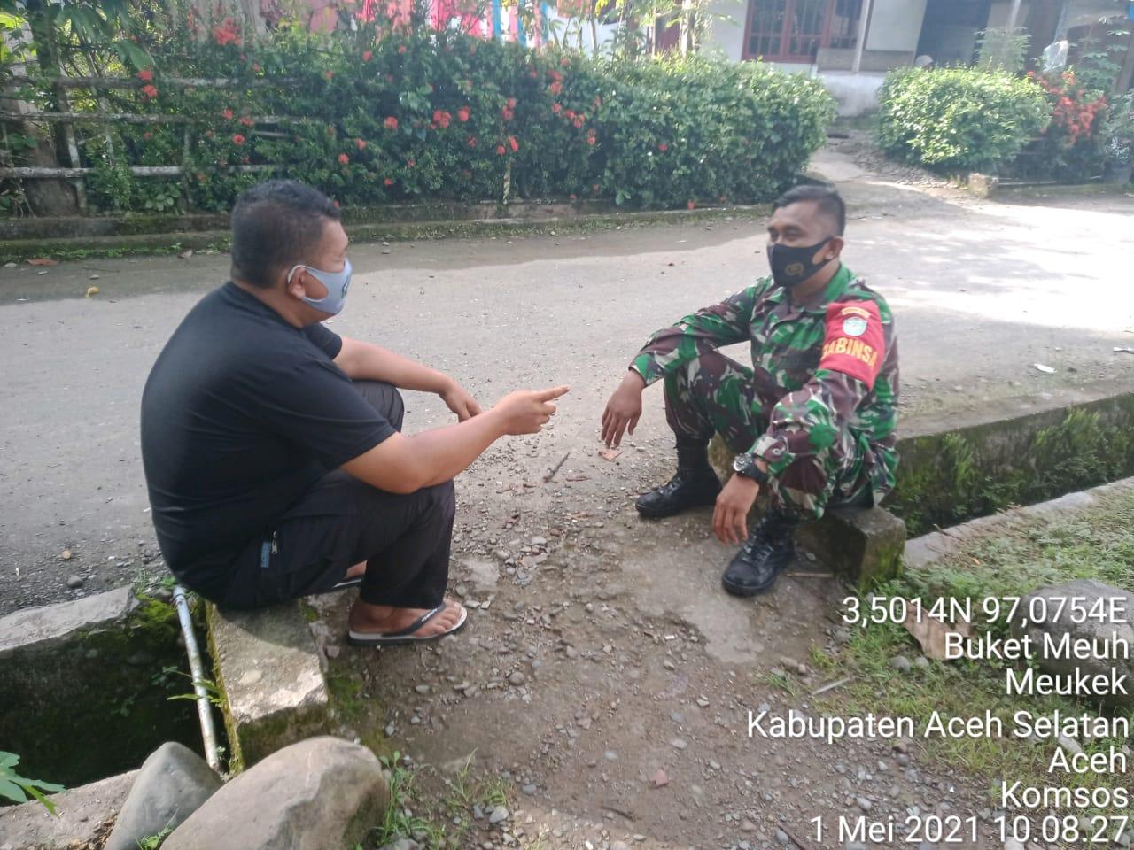 Tekan Angka Penyebaran Covi-19, Babinsa Kodim Aceh Selatan Gencar Pembinaan Protkes dan Bagi Masker