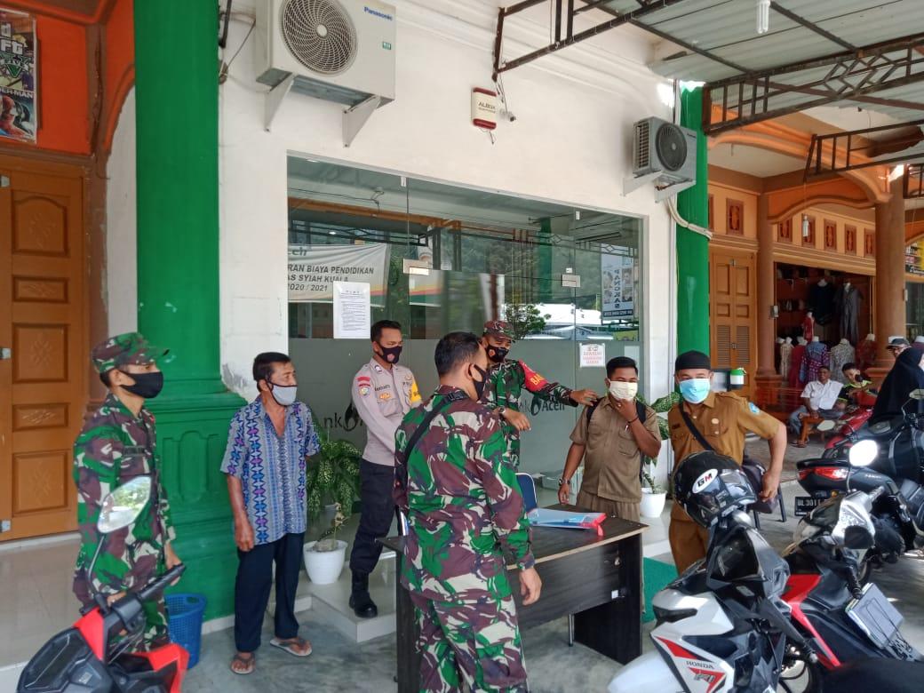 Dengan Komunikasi Sosial, Babinsa Edukasi Warga Tentang Disiplin Protokol Kesehatan