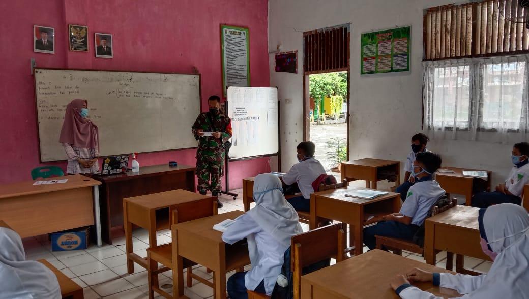 Tanamkan Wawasan Kebangsaan Babinsa Koramil 15/Meraxa Bantu Mengajar Disekolah