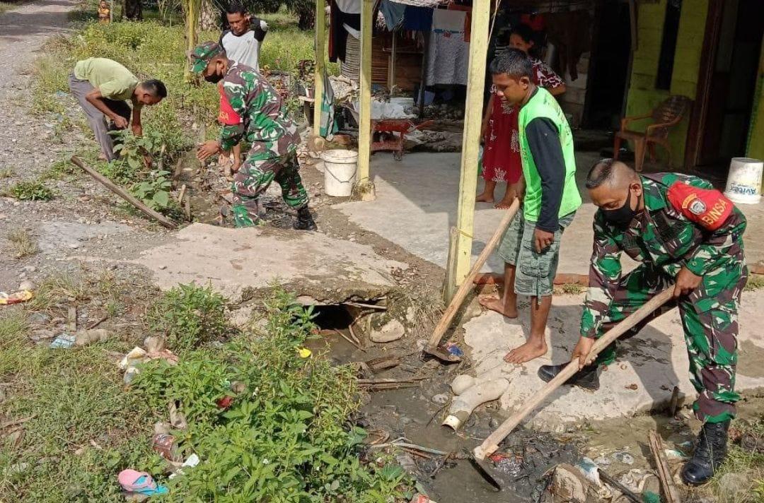 Babinsa Ajak Warga Karya Bhakti Bersihkan Parit
