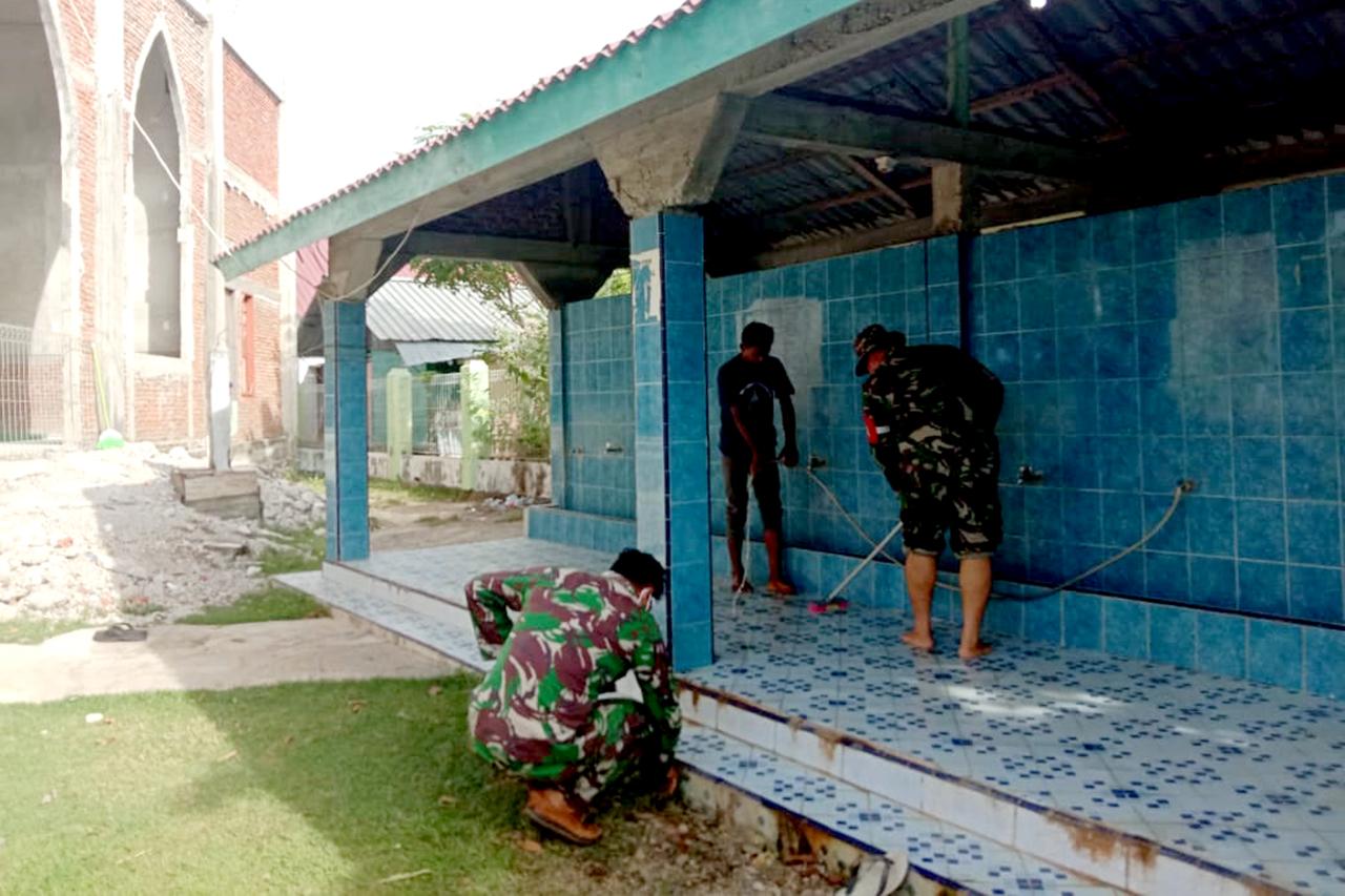 Koramil 25/Syiah Kuala Bersama Masyarakat Pelihara Kebersihan Masjid