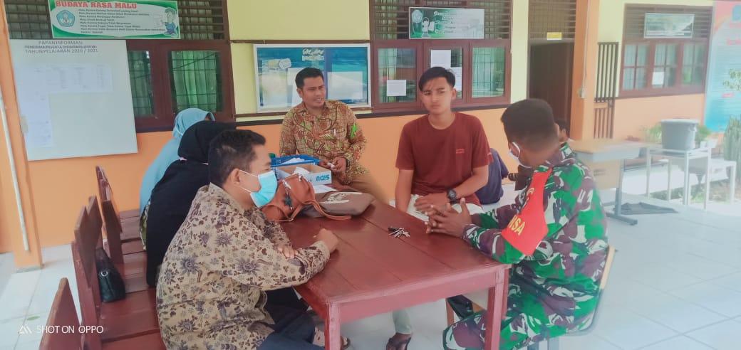 Cegah Penyebaran Covid-19 di Rumah Sekolah, Babinsa Kluet Utara Lakukan Pembinaan dan Pendisiplinan Protkes di SMAN 1 Kluet Utara
