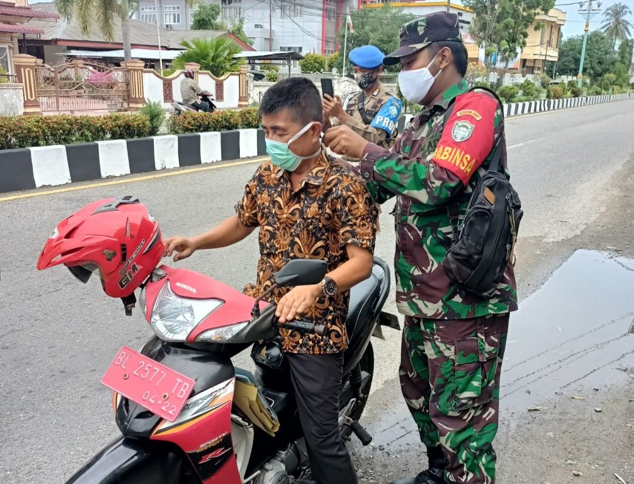 Menjaga Kesehatan Masyarakat Babinsa Koramil 01/TT Tegakkan Disiplin Protokol Kesehatan