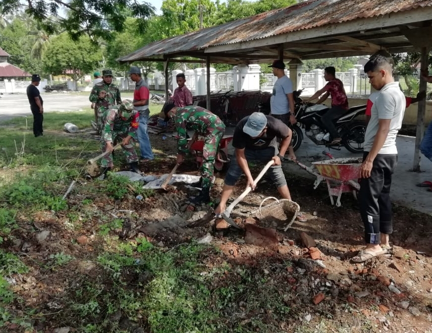 Anggota Koramil Bantu Warga Bersihkan Lingkungan Rumah Ibadah