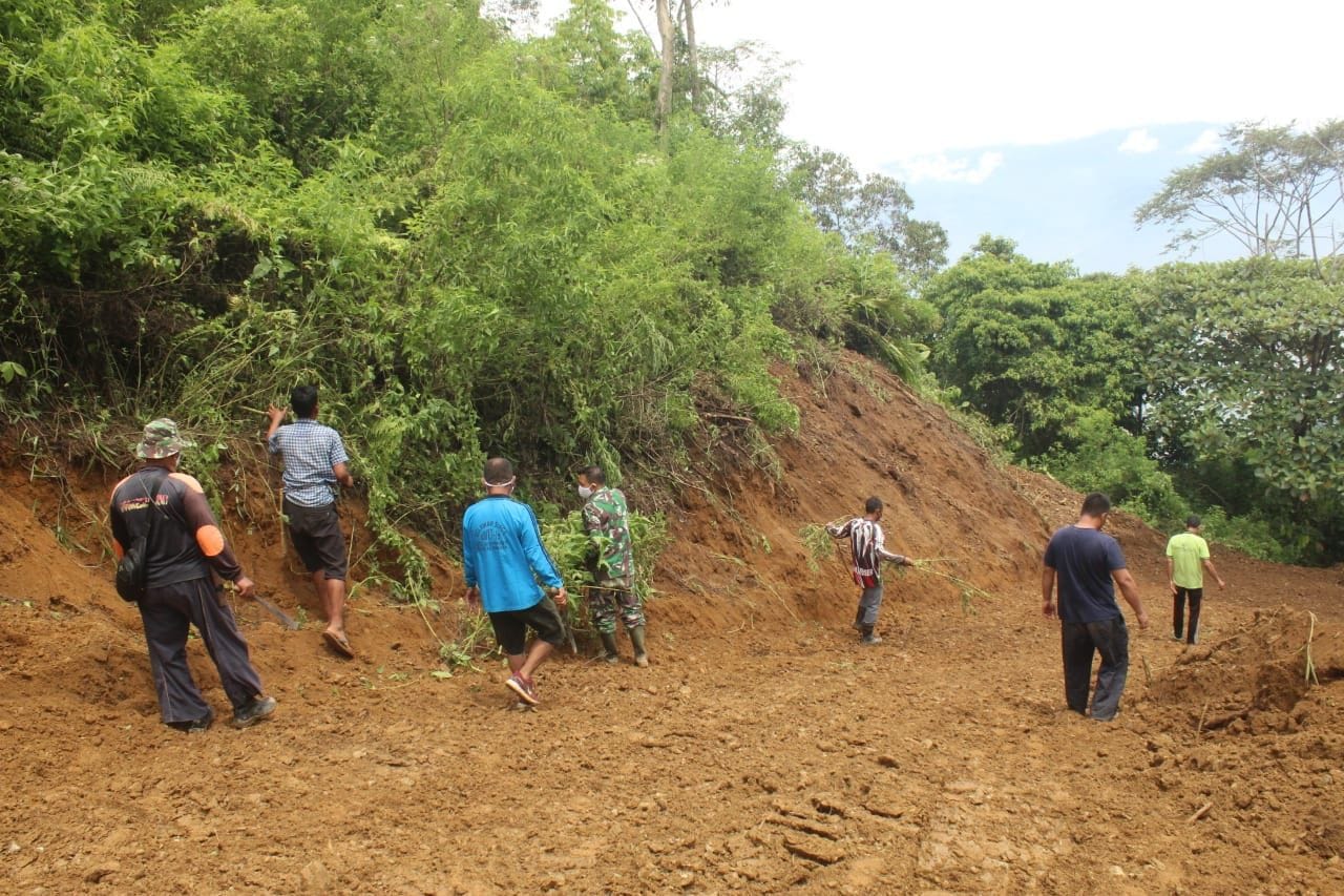 Pembersihan Kanan Kiri Jalan TMMD Satgas dan Masyarakat Berlanjut